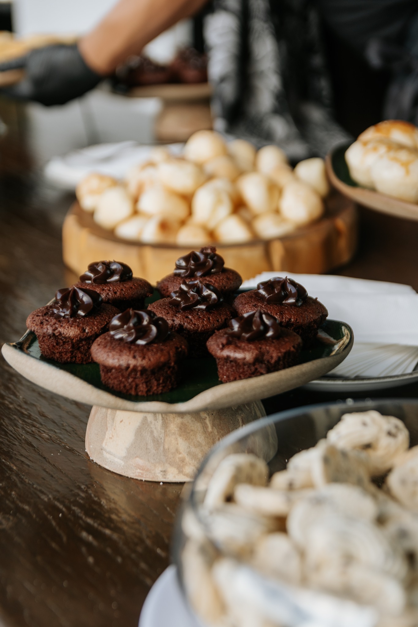 Mesa de coffee break com bolinhos e pães de queijo