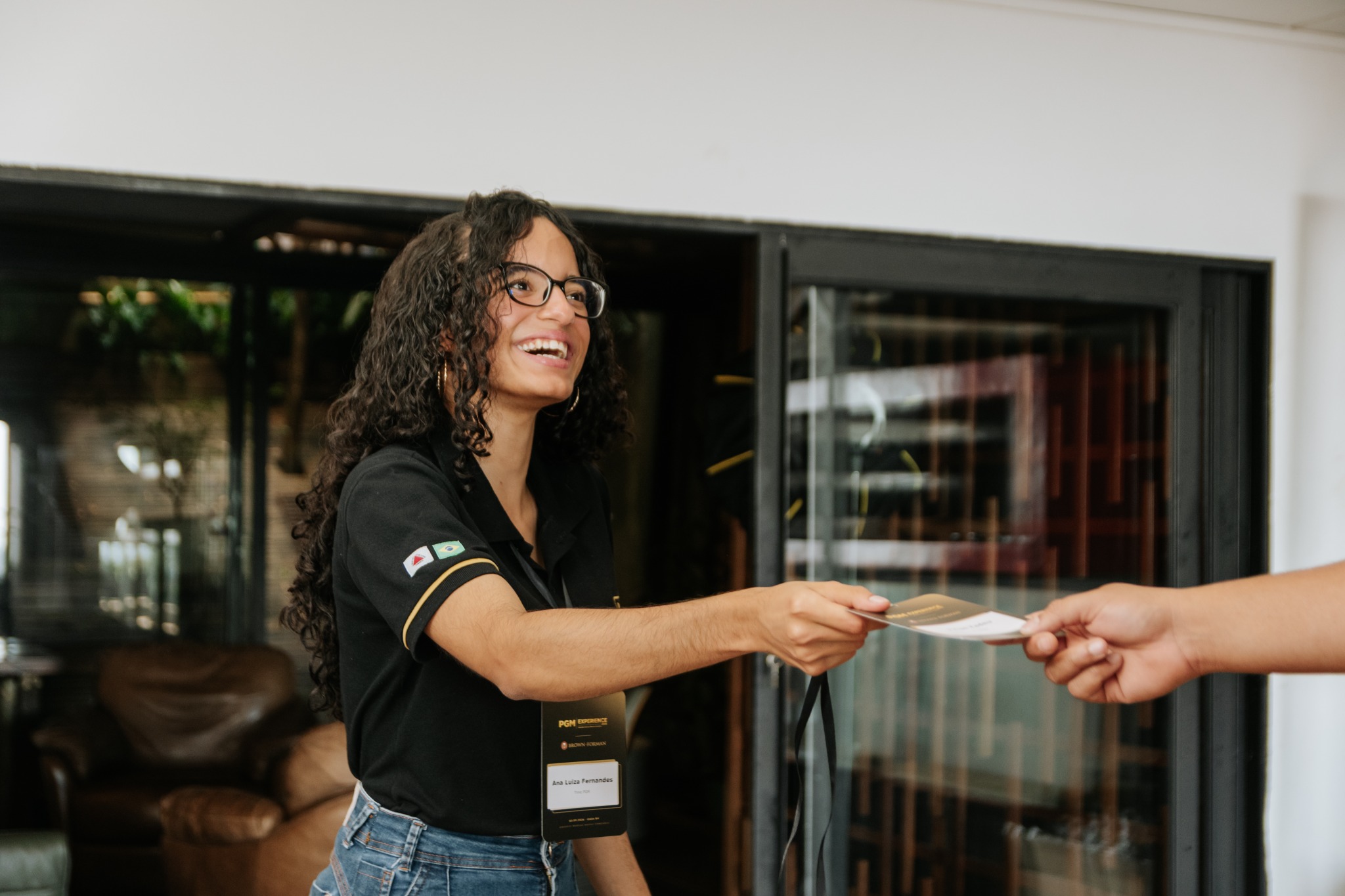 Entrega de material durante a recepção e o credenciamento