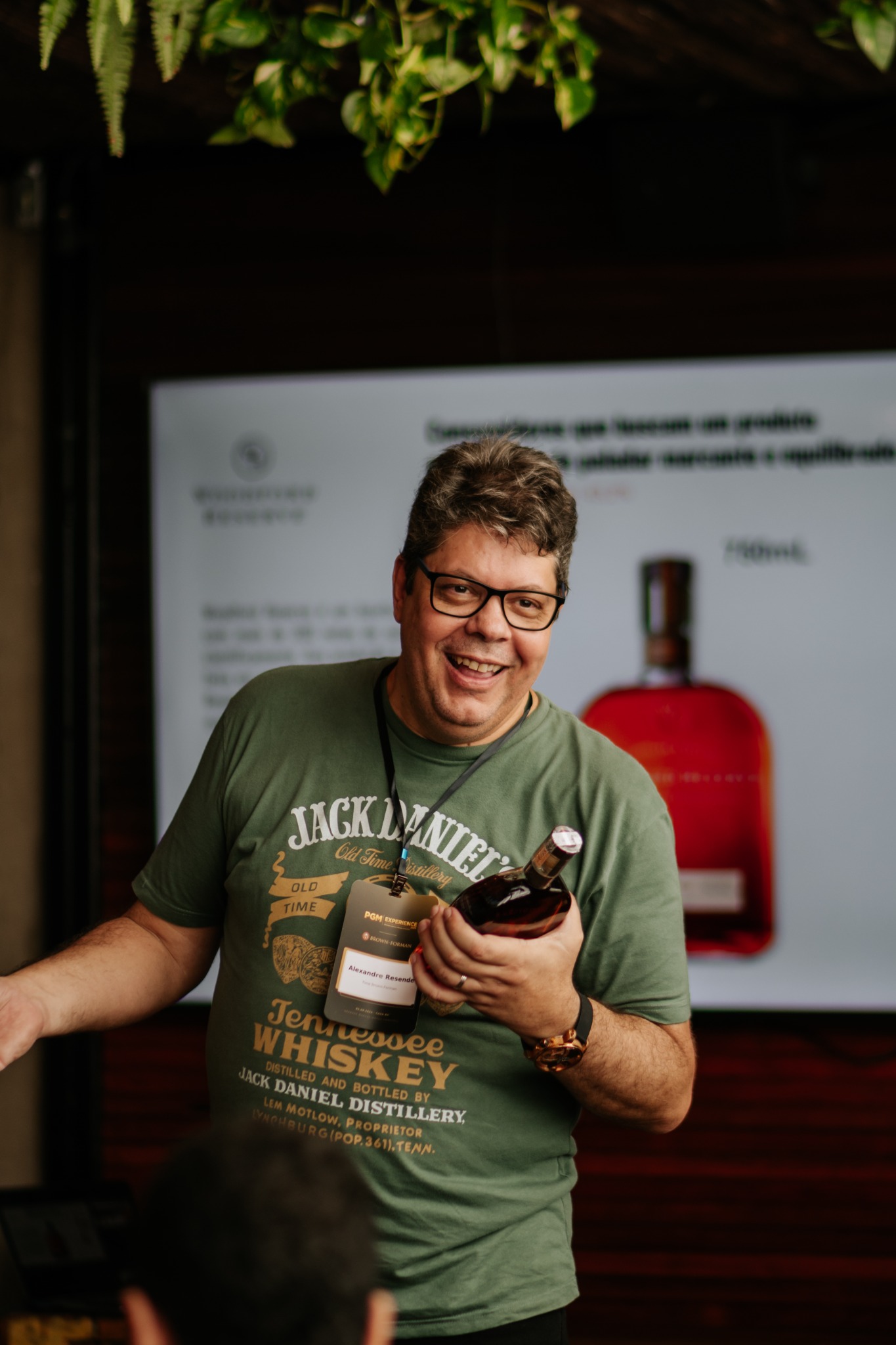 Alexandre Resende apresentando uma bebida na primeira parte do treinamento